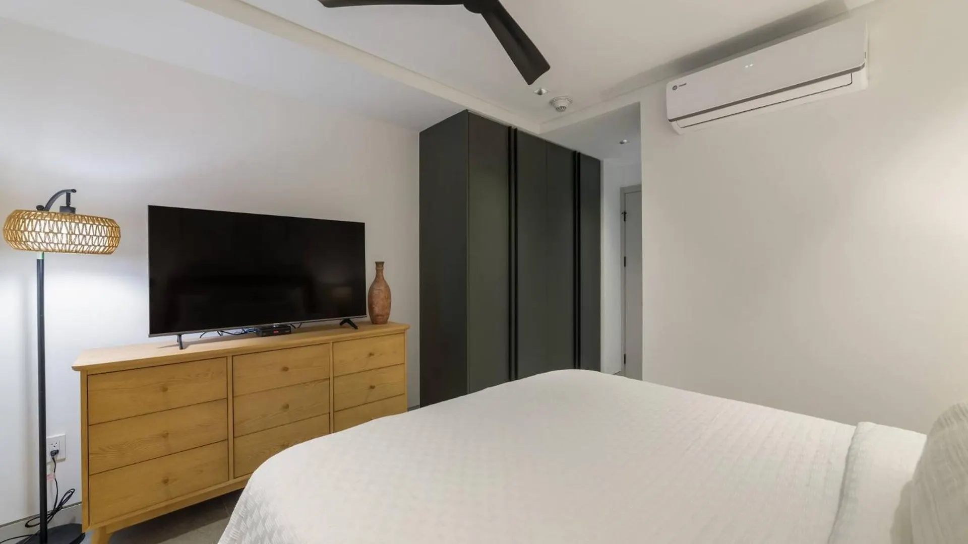 Allure 502, Beachfront Penthouse By Zenbreak Casa vacanze